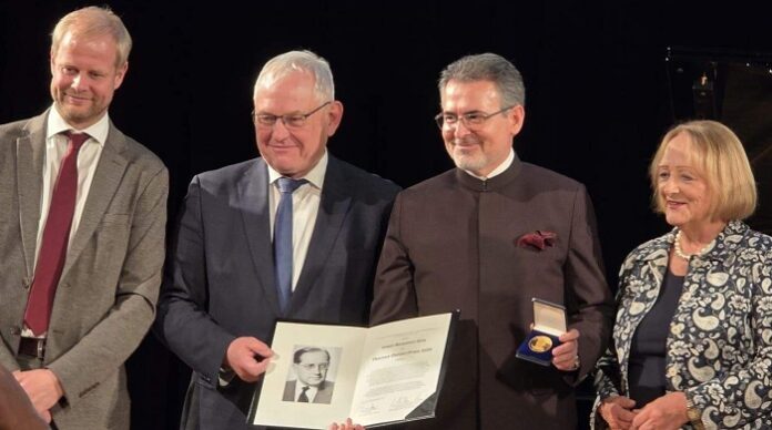 Also doch: Am Mittwoch hat Imam Benjamin Idriz (2.v.r.) in München den Thomas-Dehler-Preis erhalten. Ex-Bundesjustiz­ministerin Sabine Leutheusser-Schnarrenberger (FDP, r.) hatte kein Problem damit, die Laudatio zu halten.