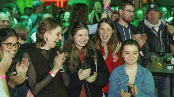 Deindustrialisierung per Volksentscheid beschlossen: Die Initiatoren des Hamburger Zukunftsentscheids können auf ihrer Wahlparty ihr Glück noch gar nicht fassen.