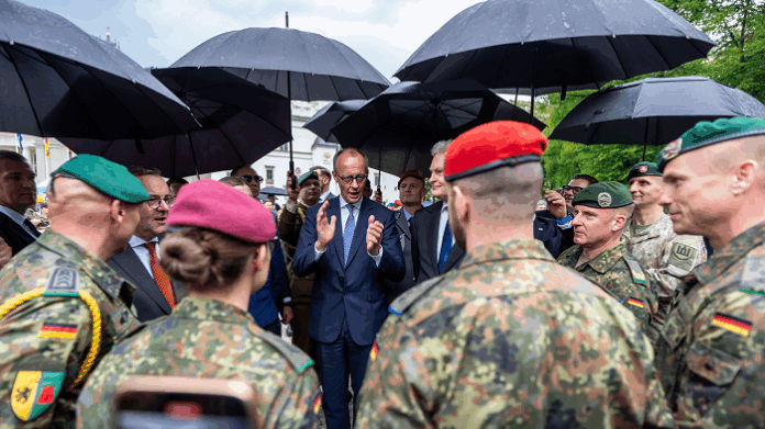 Steht nach dem Hin und Her in Sachen Losverfahren für die Bundeswehr wie ein begossener Pudel im Regen da - Bundeskanzler Friedrich Merz (CDU).
