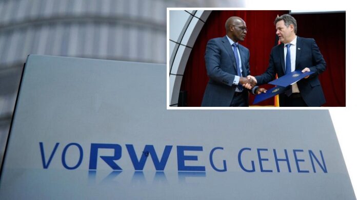 Auf der Suche nach alternativen Energiequellen reiste Robert Habeck 2022 nach Namibia, um mit dem dortigen Energieminister Tom Alweendo ein gemeinsames Wasserstoff-Projekt voranzutreiben. RWE hatte sein Interesse in Aussicht gestellt - jetzt macht der Energieversorger einen Rückzug.