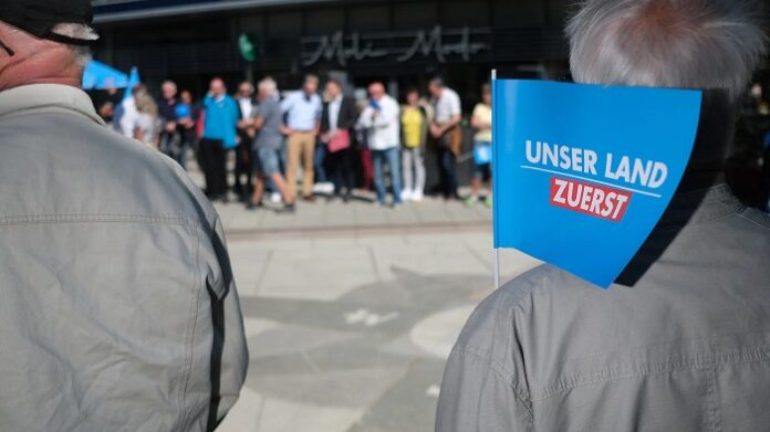Bei aller Freude der AfD über die Umfrageerfolge ist vor Überschwang zu warnen. Die machthabenden Kräfte in Deutschland haben unverändert die Apparate für die Massenpropaganda fest in der Hand.