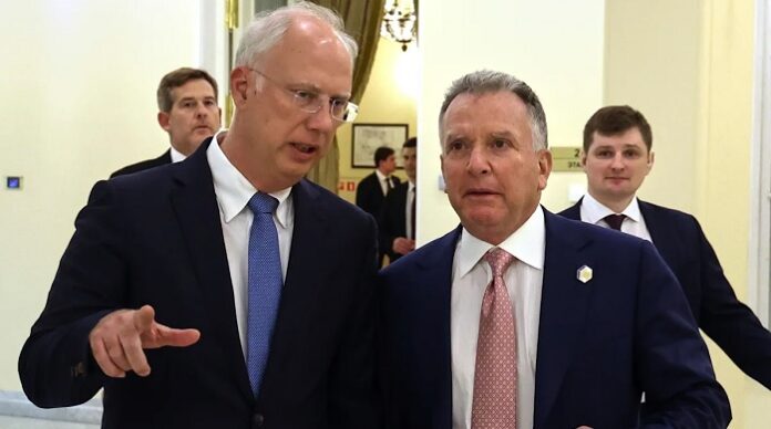Ein geleaktes Telefonat des US-Sondergesandten Steve Witkoff mit Kirill Dmitriew (l.) und Juri Uschakow sorgt derzeit für Schlagzeilen.