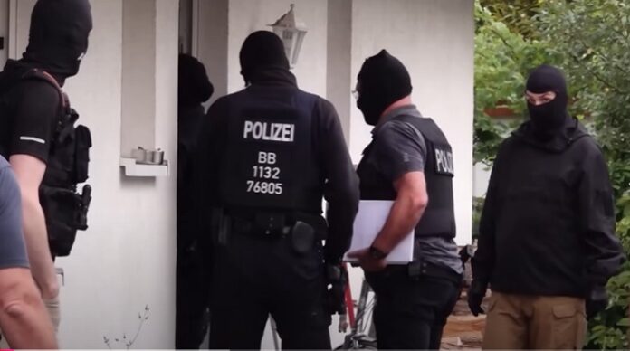 Sollte die Bunte Republik mit all ihren Repressionen wirklich als Steilvorlage für den Umgang mit der Opposition dienen, müssen sich Chodorkowski und Genossen auch weiterhin und noch wärmer anziehen.