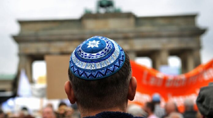 Viele Juden verlassen Westeuropa in Länder, in denen sie noch einigermaßen sicher und frei leben können.
