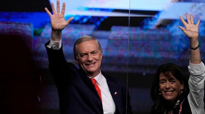 José Antonio Kast (hier mit seiner Ehefrau María Pía Adriasola nach dem Wahlsieg in Chile) gilt als eine Mischung aus Trump, Bolsonaro und Milei.