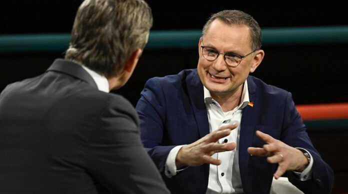 Mahnende Worte und die Standhaftigkeit, auf Ausgewogenheit zu plädieren, führen ganz schnell zu öffentlicher Hinrichtung. AfD-Co-Chef Tino Chrupalla muß eben das aktuell erfahren.