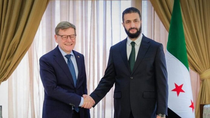 Augen zu und durch: Der deutsche Außenminister Johann Wadephul traf sich am Donnerstag in Damaskus mit dem selbsternannten syrischen Staatschef Ahmed al-Scharaa.