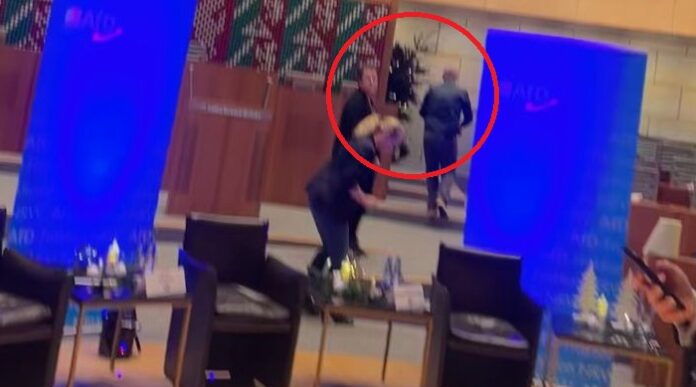 Mitarbeiter des Landtags tragen die AfD-Tanne (rot umrandet) aus dem Plenarsaal. Der AfD-Landtagsabgeordenete Christian Loose ist überzeugt: „Man wollte den Weihnachtsbaum als politisches Symbol nicht im Plenarsaal haben.“
