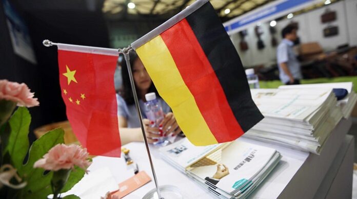 China ist 2025 wieder vor den USA der größte deutsche Handelspartner, wobei der fernöstliche Riese deutlich mehr Waren nach Deutschland liefert als dieses nach China exportiert.