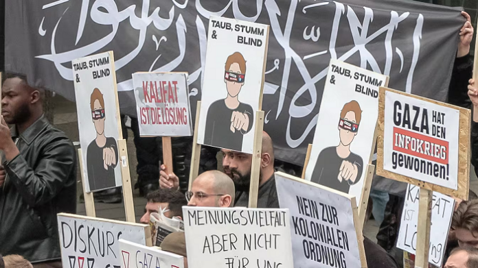 Die einst schleichende Islamisierung der Gesellschaft wurde in den letzten 15 Jahren über die Köpfe der einheimischen Bevölkerung hinweg durch die ökosozialistischen Kartellparteien massiv beschleunigt (Foto: Kalifatdemo in Hamburg).