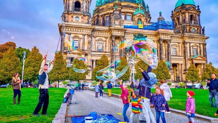 Demokratie auf Valium verträgt keine Wahrheit. Sie lebt von der Inszenierung, dass man alles haben kann: hohe Leistungen, niedrige Beiträge, null Risiko. Das jedoch ist Kindergeburtstag.
