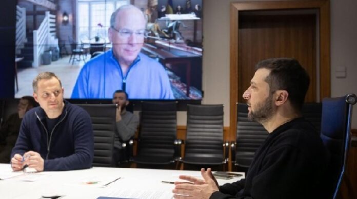 Warum sitzt Blackrock-Chef Larry Fink (hier bei einer Videoschalte mit Selenskyj) plötzlich bei den Friedensverhandlungen mit am Tisch? Die simple Antwort: das große Geld regiert die Welt.