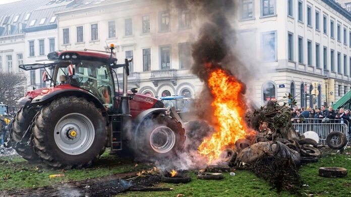 Tausende Bauern protestierten am Freitag im Brüsseler Europaviertel gegen das Mercosur-Abkommen, weil sie unverhältnismäßige Konkurrenz durch günstige Importe fürchten.