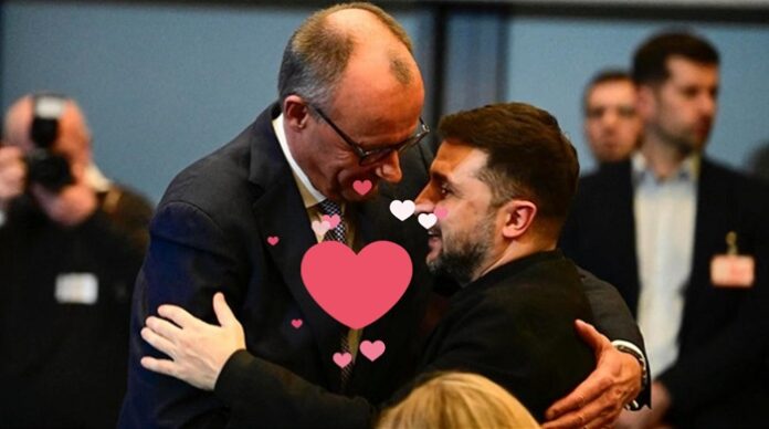 Alle Welt kann sich selbst von dem innigen Verhältnis der beiden überzeugen: Der lange Fritz ist in den kurzen Volodymyr verliebt!