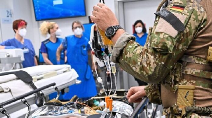 Die umgekehrte Triage droht Realität zu werden: Leicht verletzte Militärs könnten schwer kranken Zivilisten vorgezogen werden. Die Medizin würde zum Werkzeug des Krieges degenerieren.