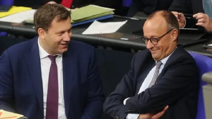 Beim Spektakel um das Rentengesetz ging es niemals um dieses selbst, sondern um den Grundsatzkonflikt, wer künftig die Zeche für den wirtschaftlichen Niedergang und die massive Aufrüstung zahlen soll.