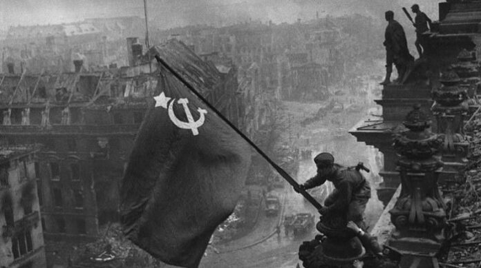 Am 19. März 1945 ritten die Russen in Berlin ein und hissten das Siegesbanner auf dem Reichstag.