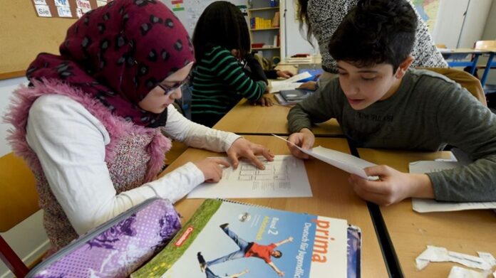 Das Lernniveau an unseren Schulen wird kontinuierlich immer weiter zugunsten bildungsferner Gruppen abgesenkt.