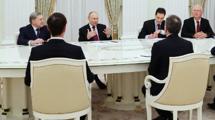 Fünf Stunden saß Wladimir Putin mit Steve Witkoff und Jared Kushner im Kreml zusammen und näherten sich einem Deal, der hinter den Kulissen längst Form annimmt.