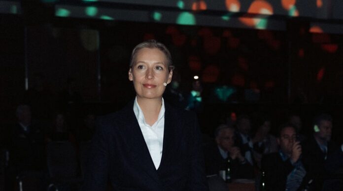 Schlau, schlagferig, schön: Nicht zuletzt wegen dieser Attribute ist AfD-Chefin Alice Weidel aktuell zur beliebtesten Politikerin Deutschlands avanciert.