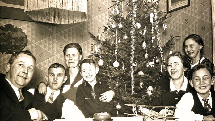 50er-Jahre in Deutschland: Bescheiden, aber glücklich. Der besondere Glanz des Weihnachtsbaumes erfreute Kinder und Erwachsene gleichermaßen. 