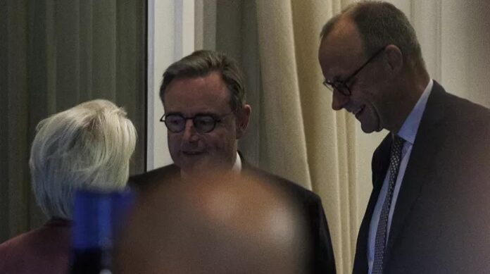 Belgiens Premierminister Bart De Wever (M.) beim Treffen mit Friedrich Merz und Ursula von der Leyen am Freitagabend in Brüssel.