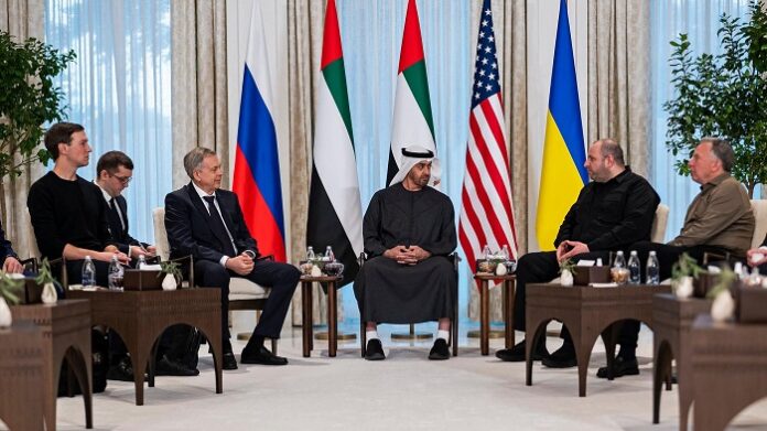 Gastgeber Scheich Mohammed bin Zayed Al Nahyan (Mitte) mit Igor Kostjukow, Leiter der russischen Delegation (links daneben) und Jared Kushner (ganz links), sowie Rustem Umjerow, Sekretär des Nationalen Sicherheitsrates der Ukraine (Zweiter von rechts) und Steve Witkoff, US-Sondergesandter (rechts)
