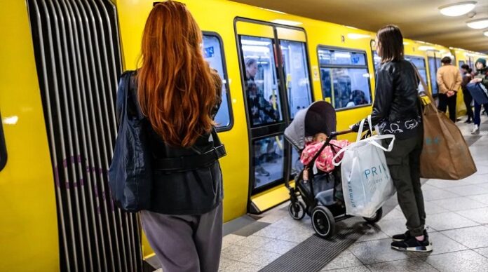 Ein Artikel in der Berliner Zeitung beschreibt die Kapitulation einer Gesellschaft vor uneingeschränkter und ungezügelter permanenter Gewaltandrohung gegen Frauen.