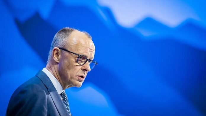 Die nahtlose Fortsetzung links-grüner Politik unter Linksistvorbei Merz und die faktische Machtübergabe an die Wahlverliererpartei SPD durch Merz haben dafür gesorgt, dass die blaue Partei zur stärksten politischen Kraft im Land geworden ist.
