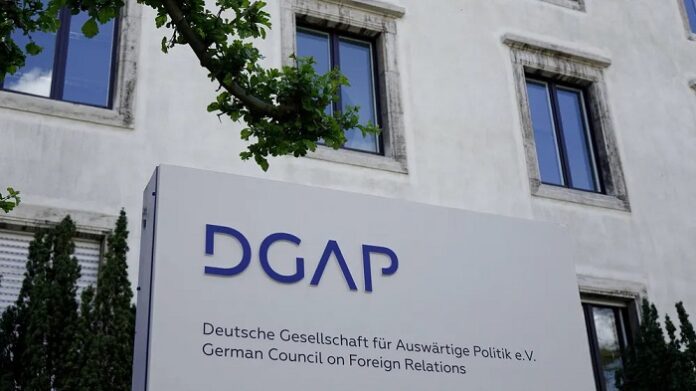 Die Deutsche Gesellschaft für Auswärtige Politik (DGAP) hat Anfang 2026 ein Memo veröffentlicht, das unter dem Schlagwort der sogenannten „Donroe-Doktrin“ die zweite Amtszeit Donald Trumps außenpolitisch einordnet.