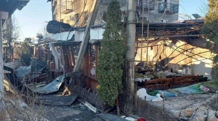 Laut russischen Behörden wurden beim tödlichen ukrainischen Drohnenangriff auf ein Hotel und ein Café im Dorf Chorly in der Region Cherson auch Komponenten aus deutscher Produktion nachgewiesen.