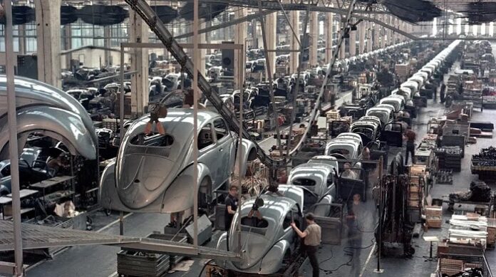 Fließband-Produktion 1955 im Volkswagen-Werk in Wolfsburg: Der VW-Käfer wurde zum Symbol für das deutsche Wirtschaftswunder. Heute stürzt Deutschland wirtschaftlich und gesellschaftlich – auch im internationalen Vergleich – ab.