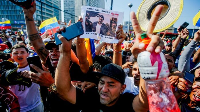 Nach dem Sturz von Venezuelas Präsident Maduro ist die Stimmung im Land angespannt: Augenzeugen berichten von Freude, aber auch von Angst vor einer weiteren Eskalation.