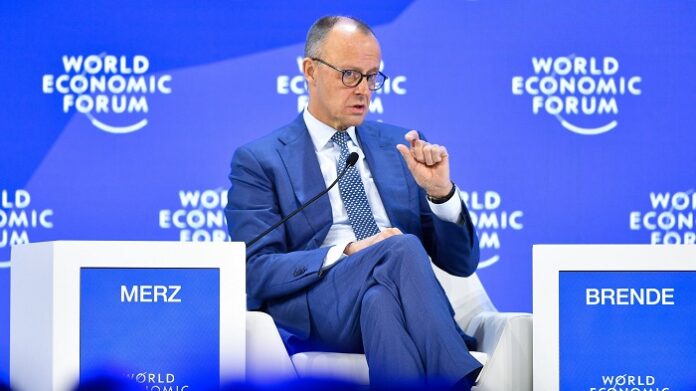 Bundeskanzler Friedrich Merz attackierte am Donnerstag in Davos deutsche Arbeitnehmer: „Deutsche sind es gewohnt, 200 Stunden weniger zu arbeiten als unsere Schweizer Kollegen.“