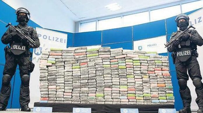 Koks, Gras, synthetische Drogen und immer wieder neu auf den Markt geworfene psychoaktive Substanzen bringen seit Jahren Gewalt und unkalkulierbare Gesundheitsrisiken in den Alltag vor allem junger Menschen.