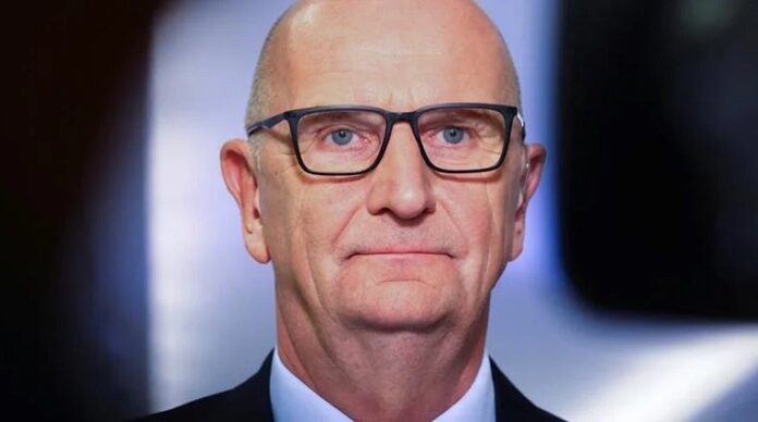 Dietmar Woidke, im Herbst 2025 angetreten mit der Vision, im blutroten Sonnenuntergang als Held des sozialdemokratischen Infernos seinen Abgang von der politischen Bühne zu krönen, sieht seine Vision hochgradig gefährdet.