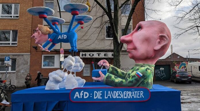 Wer in Deutschland öffentlich und ungestraft Volksverhetzung betreiben will, der findet bei der Motivgestaltung von Karnevalswagen - wie hier am Düsseldorfer Rosenmontagszugs - ein dankbares Tätigkeitsfeld.