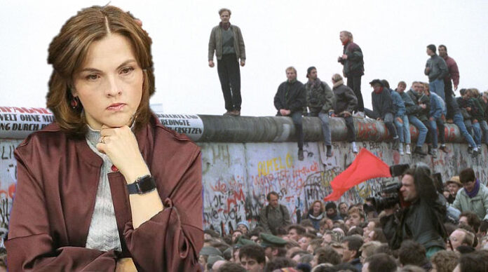 Die Ostbeauftragte der Bundesregierung, Elisabeth Kaiser (SPD), wundert sich, daß die Illusion Demokratie angezweifelt wird und zielt mit ihrem geheuchelten Erstaunen, wen wundert es, auf die Ostdeutschen ab. 