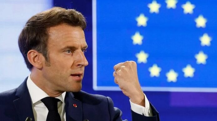 Der französische Präsident Emmanuel Macron hat am Mittwoch bei einem Besuch auf einem KI-Gipfel in Neu-Delhi die Meinungsfreiheit „reinen Bullshit“ genannt. Er fordert transparente Algorithmen statt 