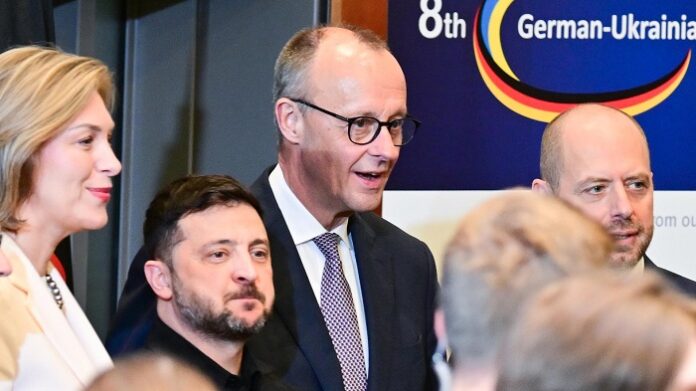 Für Friedrich Merz, laut BILD ein Jahr nach der Regierungsübernahme noch unbeliebter als sein Vorgänger Olaf Scholz, ist die Ukraine ein perfektes Vehikel, um von den massiven innenpolitischen Problemen abzulenken.