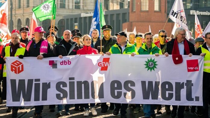 407.000.000.000 Euro - das sind die Gesamtausgaben in Euro für das Personal des öffentlichen Dienstes der Bundesrepublik Deutschland im Jahr 2024.