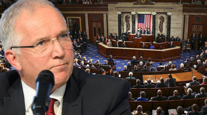 In den USA könne man sehen, dass Demokratie und Rechtsstaatlichkeit „wie durch einen Tsunami weggefegt“ würden, behauptet Niedersachsens Präsident des Verfassungsschutzes Dirk Pejril.