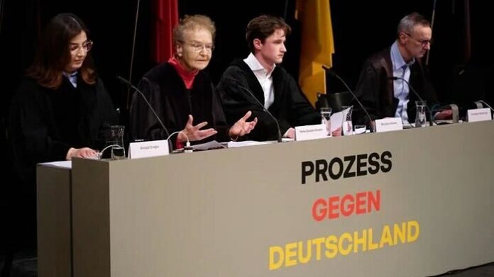 Drei Tage lang lief das Stück „Prozess gegen Deutschland“ – ein inszeniertes Gerichtsverfahren gegen die AfD. Ziel: ein Parteiverbot herbeizuspielen. Das Ergebnis: ein hauchdünnes 4:3 gegen ein Verbot.
