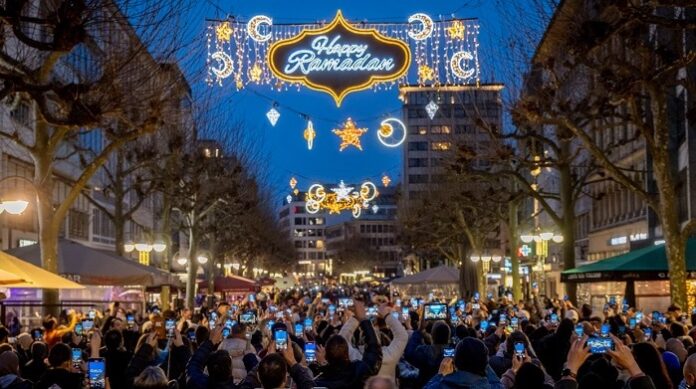 Die Fressgass, die bekannte Fußgängerzone der Main-Metropole, erstrahlt zum moslemischen Fastenmonat ab Aschermittwoch im Lichterglanz – auf Steuerzahler-Kosten!
