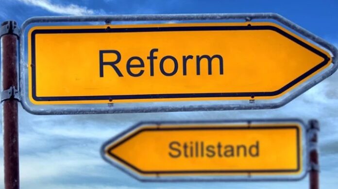 Die Regierung hatte vor ihrem Amtsantritt Reformen versprochen und im ersten Jahr das Gegenteil getan und sich mit einer Brandmauer gegen die Reformvorschläge der Opposition gesichert.