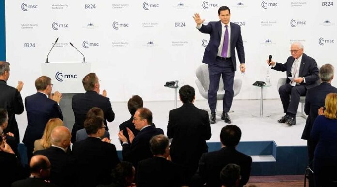 Es war belustigend zu sehen, wie nach der Rubio-Rede am Freitag in München all die Politiker stehend Beifall spendeten, die gerade von dem US-Außenminister allerlei Lektionen verabreicht bekommen hatten, die ihnen gar nicht schmecken konnten.