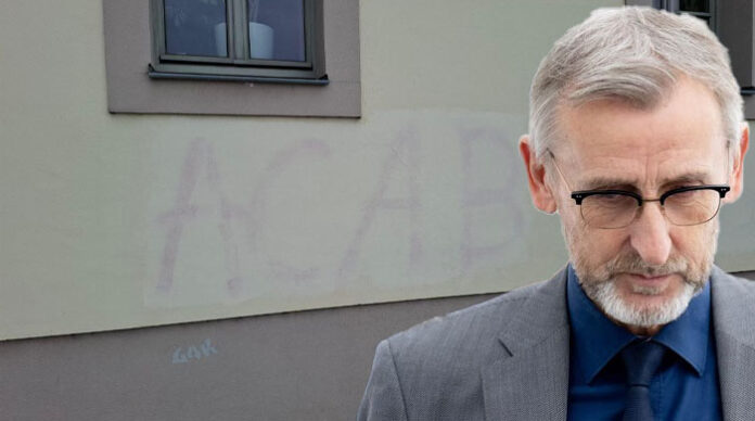 In Naunhof bei Leipzig sprühen Links­extremisten die linke Hass-Parole ACAB auf das Gebäude des örtlichen Polizei­reviers – doch Innenminister Armin Schuster (CDU) sieht „Rechte“ am Werk.