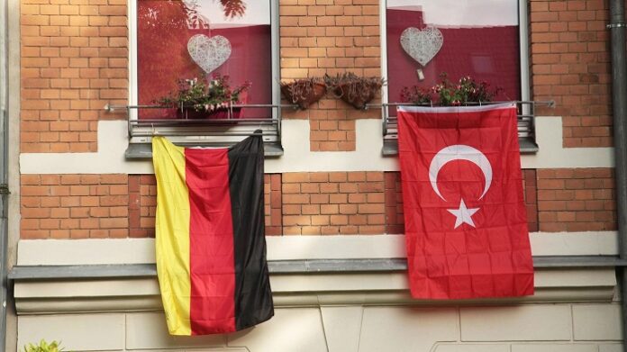 Insgesamt verständigten sich 15,5 Millionen Menschen in Deutschland zu Hause überwiegend oder ausschließlich in einer anderen Sprache, am häufigsten auf türkisch.
