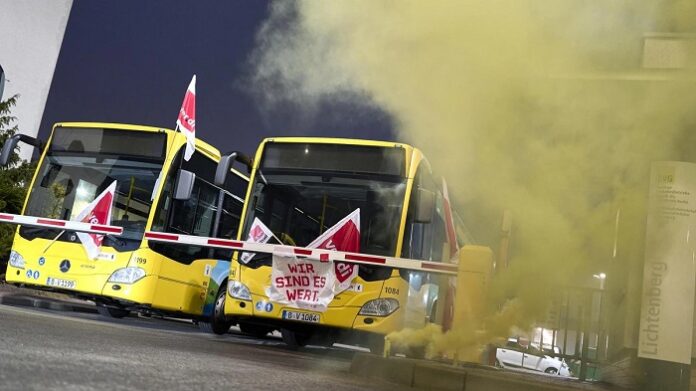 Wer in Berlin heute auf einen Bus wartet, der hat Pech: sie bleiben wegen des ver.di-Streiks in der Garage.