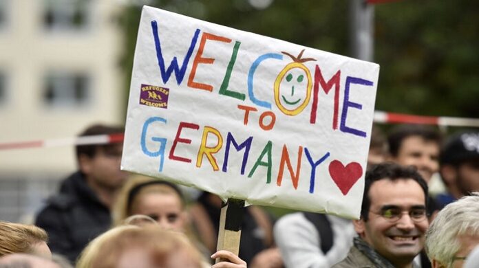 Eine Gesellschaft, die ihre eigene Kultur persifliert und die grassierende Dummheit der Minderbildung als erstrebenswertes Ziel deklariert, die intellektuelle Verwahrlosung als höchste Errungenschaft in den Raum stellt – wer will sich da integrieren?